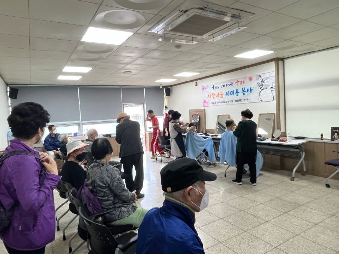 상갈동이 24일 관내 어르신, 장애인 등에 이미용 서비스를 지원했다.