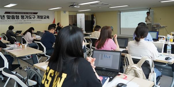 인천시사회서비스원이 지난 24일 인천사서원 대회의실에서 마련한 2차 ‘사회복지기관 맞춤형 평가도구 개발 지원 교육’에 참여한 사회복지관 종사자들이 강의를 듣고 있다.