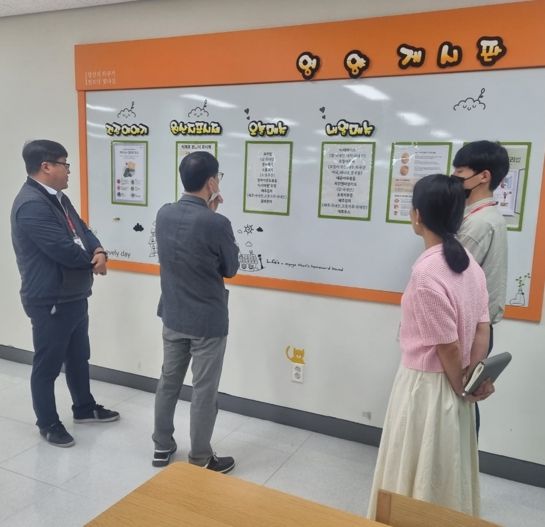 천안시 관계자들이 노인 무료 급식시설 운영실태 점검을 하고 있다.