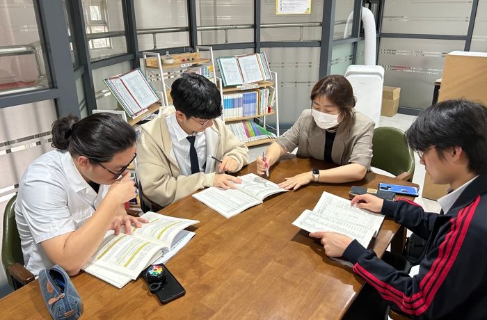 ‘교육과정 코디네이터 상담실’ 내 학생 상담 모습