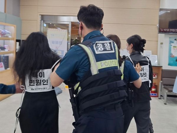 대구 동구청은 지난 23일 종합민원실에서 공무원, 경찰 등 15여 명이 참석한 가운데 폭언‧폭행 등 비상 상황 발생 시 대응능력을 향상하고 안전한 근무환경 조성을 위해 모의훈련을 실시했다.