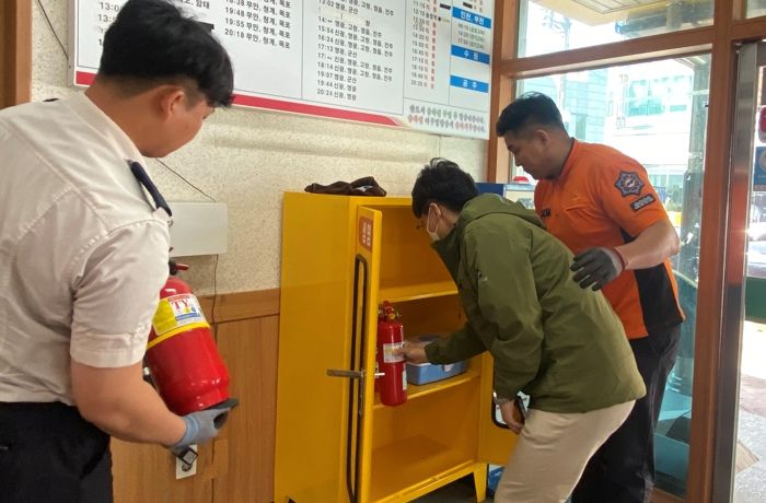 함평군과 소방서 관계자들이 생명보관함을 설치하고 있다