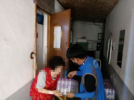 공동대응반이 쪽방촌을 방문해 필요 물품을 전달하고 있다.