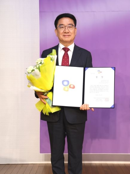 문헌일 구로구청장이 거버넌스지방정치대상 수상 후 기념촬영을 하고 있다.