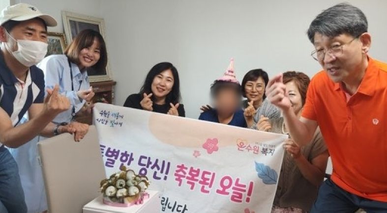 수원시 원천동, 저소득 어르신 3가구 생신케이크 전달