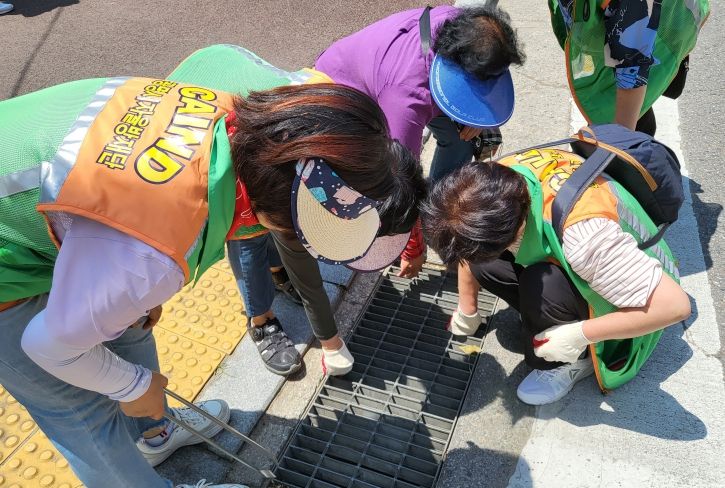 광명시 하안1동 자율방재단, 우기 대비 빗물받이 점검 및 청소 실시