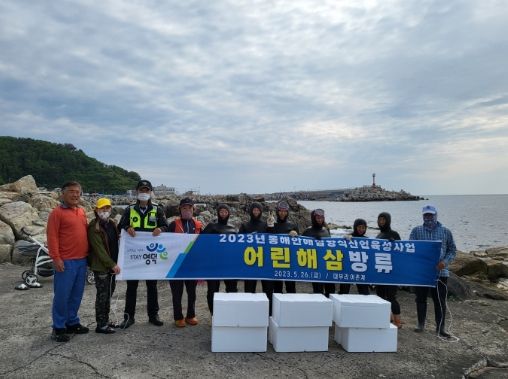 대부리에서 어린 해삼 방류에 나선 어촌계원들.