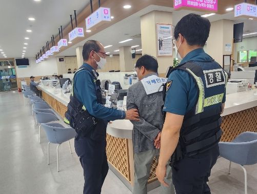 영덕군과 영덕경찰서 특이민원 합동 모의훈련 현장.