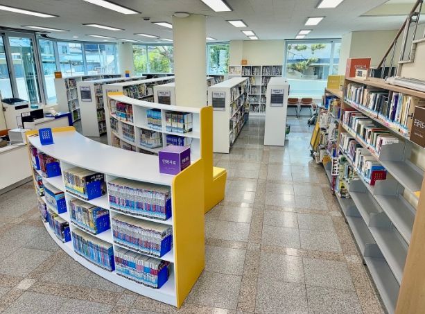 경주 칠평도서관이 RFID 시스템 구축 및 내부 개선공사를 마친 모습