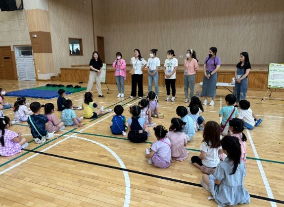 교사 유아 학부모가 모두 모여 참여 소감을 나누고 있다