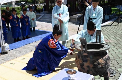 성낙인 창녕군수가 추모제를 지내고 있다.