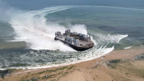 고속상륙정 솔개-635호정 해안가 실 상륙장면