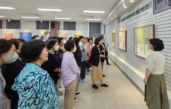 죽전1동이 주민자치센터 강사인 김신주 작가 전시회를 열었다