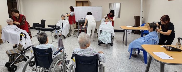 1일 군립요양병원에서 실시된 이·미용 봉사활동 모습