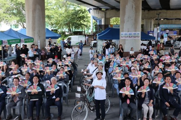 포항시와 포항시지속가능발전협의회는 2일 철길숲 한터마당에서 제28회 세계 환경의 날을 맞아 ‘실천하면, 탄소중립이 보인다!’라는 주제로 기념행사를 개최했다.
