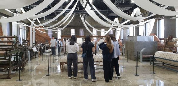 동광직물 전시관에서 관광객이 관람을 하고 있다.