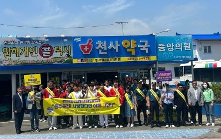 2일 압해읍에서 청소년참여위원회와 관계자들이 음주운전 근절 캠페인을 하고 있다.