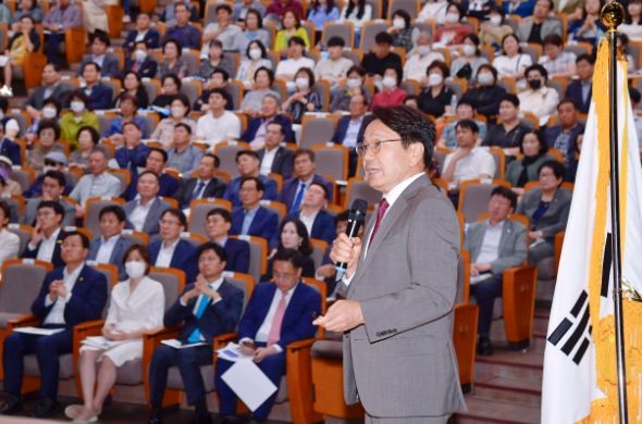 강기정 광주광역시장이 2일 오후 북구문화센터에서 열린 ‘2023 북구 소통의 날’에 참석해 구민들에게 정책현안을 설명하고 있다.