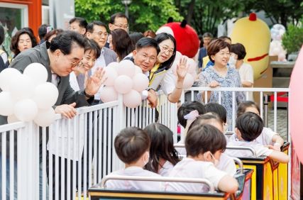 2일 마포구청 광장, 마포둥이들 햇살 웃음으로 가득