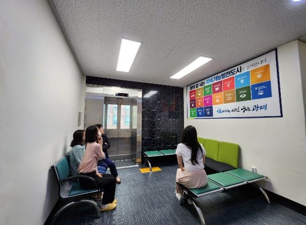 광명시 하안1동 행정복지센터가 광명시 2030 지속가능발전목표를 소개하는 현수막을 걸며 시민들에게 알리는데 앞장서고 있다.