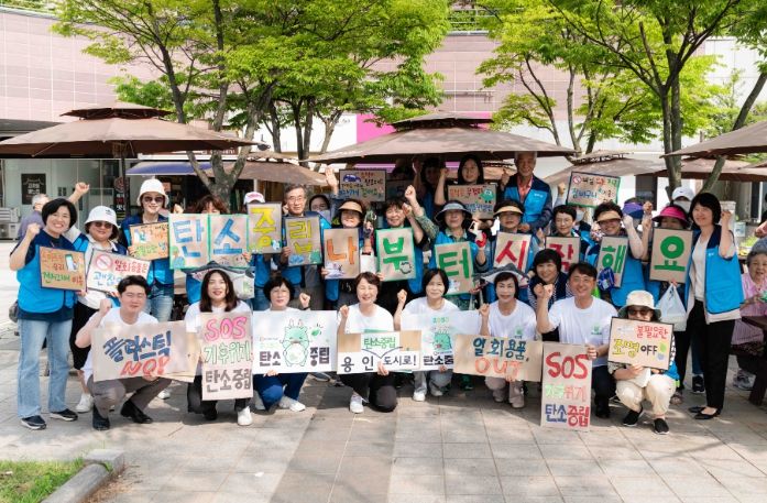의원연구단체 탄소중립연구소 회원들과 박병민 의원이 시민들과 함께 기념 촬영을 하고 있다.
