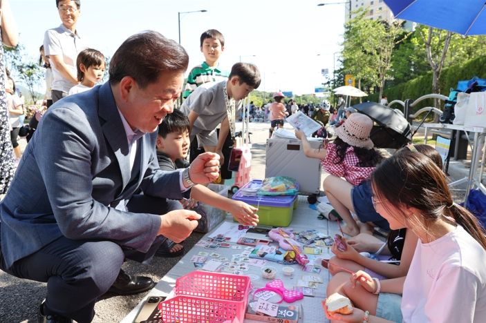 광명시 일직동 주민자치회는 지난 3일 광명시 새빛공원로 차없는 거리에서 ‘힐링 버스킹 공연’과 ‘새빛나눔 플리마켓’을 개최했다