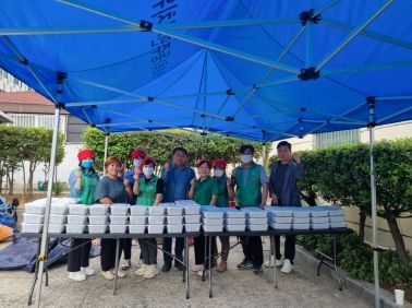 동구 효목1동 새마을지도자협의회․부녀회(회장 서재훈,송미숙)는 지난 1일, 효목1동 행정복지센터 주차장에서 직접 담근 물김치 80개(100만원상당)를 효목1동행정복지센터에 전달했다.