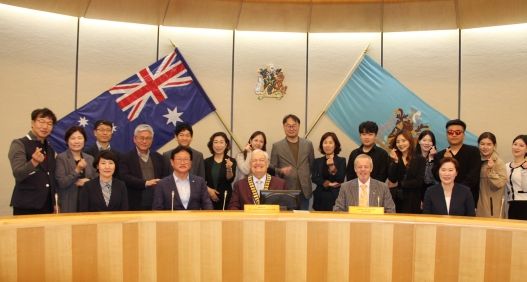 대구 수성구(구청장 김대권)는 지난달 24일부터 지난 1일까지 수성구 대표단 19명이 자매도시인 호주 블랙타운시를 방문 후 기념 촬영하고 있다.