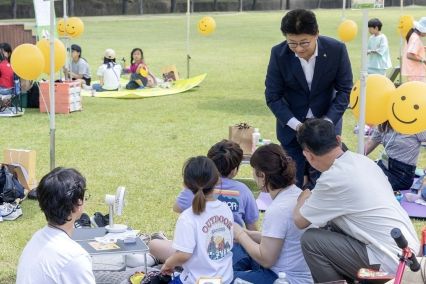최충규 대덕구청장이 3일 금강로하스 대청공원에서 열린 ‘대덕 패밀리 피크닉X아카데미’에 참여한 가족들과 대화를 나누고 있다.