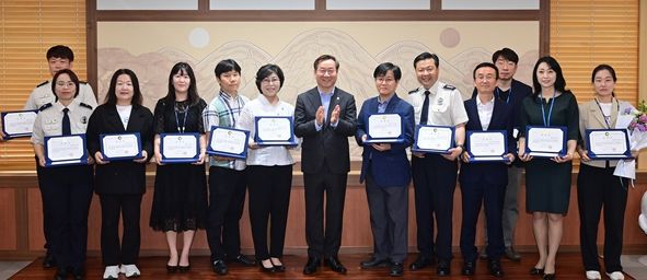 유정복 인천광역시장이 2일 시청 대접견실에서 열린 '자율적 내부통제 및 청렴마일리지 표창장 수여식'에서 유공 공무원들과 기념촬영을 하고 있다.