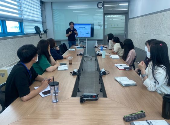 인천지역 한 사회복지시설 직원들이 맞춤형 개인정보관리 컨설팅에 참여하고 있다.