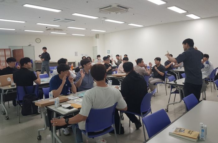 어린이 놀이교육 현장지원단 교사들이 강사의 설명을 듣고 있다.