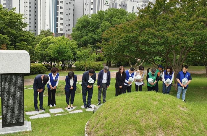 대구 동구 신암5동 주민자치위원회는 6월 호국 보훈의 달을 맞아 지난 1일 국내 최대 독립유공자 전용 국립묘지인 국립신암선열공원을 방문해 참배하고, 헌화 및 조화를 교체하는 행사를 진행했다.