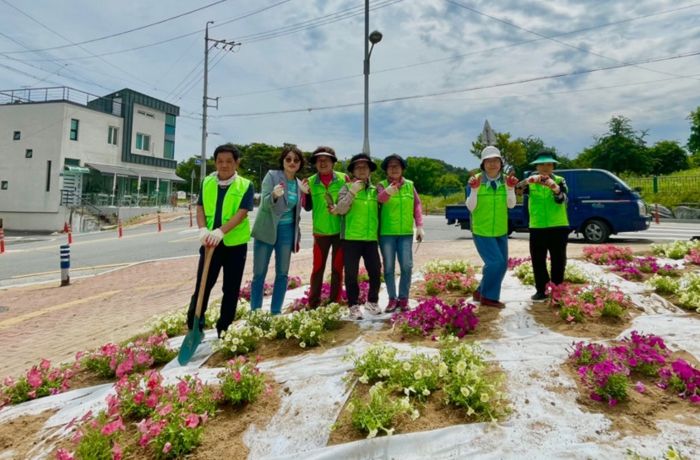 불로봉무동 자연보호 협의회 회원들이 지난 1일 지역 내 쓰레기 무단투기 지역에 마을 화단을 조성했다.