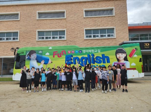 2일 김천다수초등학교에서 시작된 찾아가는 영어체험교실 운영