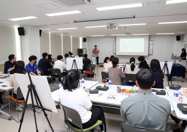 부천시 청년정책협의체 위원 역량 강화 및 화합 도모를 위한 ‘2023 부천시 청년정책협의체 워크숍’ 개최 모습