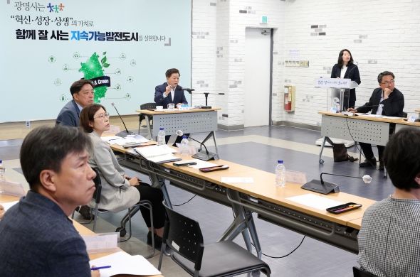 광명시는 5일 시청 중회의실에서 박승원 광명시장과 관련 부서장 외부전문가 등이 참석한 가운데 ‘광명시 정원도시 조성방안 연구용역’ 착수보고회를 개최했다