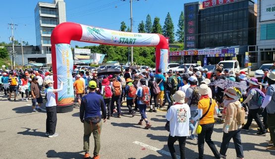 2023 김포 평화누리길 걷기 행사. 참가자들이 출발선을 지나고 있다