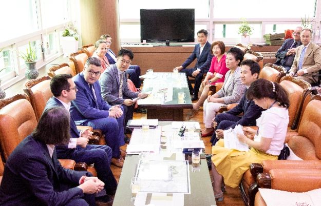 안산시의회 의장단이 5일 시의회를 방문한 독일 아헨 특구시 경제사절단을 접견했다. 사진은 이날 의장실에서 진행된 관련 간담회의 모습