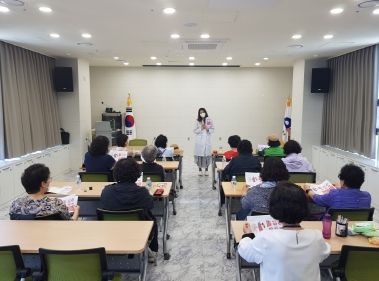 부산 중구 건강생활지원센터 ‘꽃신!(꽃보다 신중년!) 건강대학’ 운영