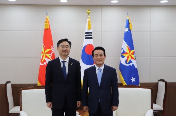 국방부 방문 면담, (좌측부터 신범철 차관, 백성현 논산시장)