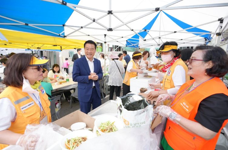 정릉4동주민센터 앞마당과 수정교회에서 먹거리와 의류, 잡화 판매