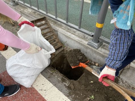 지난 5일 성연면 관내에서 진행된 ‘빗물받이 대청소’ 봉사활동에서 주민자치회 위원들이 빗물받이 내부를 청소하고 있다.