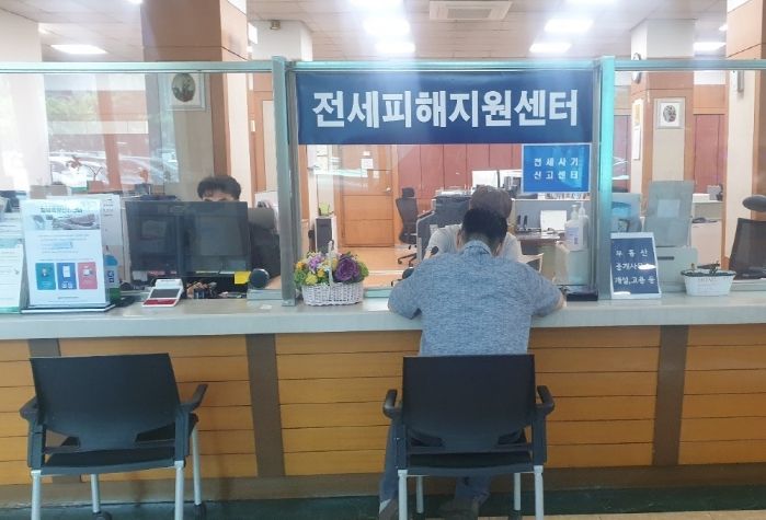 구로구가 ‘건축왕 전세사기 예방대책’을 추진한다. 사진은 구청 1층 부동산정보과에 설치된 ‘구로구 전세피해지원센터’ 모습