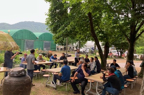 포항시는 12일 2023년도 농촌에서 살아보기 1기 참가자 및 마을 주민 30여 명을 대상으로 죽장면 두마산촌생태마을에서 귀농귀촌 인생 나눔 소셜 다이닝을 가졌다.