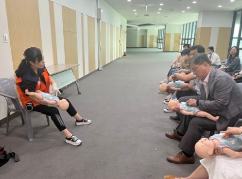 12일 용인미르스타디움에서 열린 어린이 이용시설 종사자 안전교육에 황준기 제2부시장을 비롯한 용인특례시 관계자들이 참석한 모습