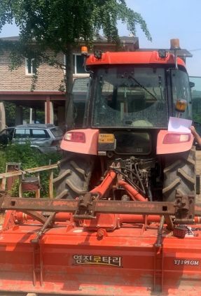 등화 장치(저속차량 표시등)를 양쪽에 부착한 트랙터