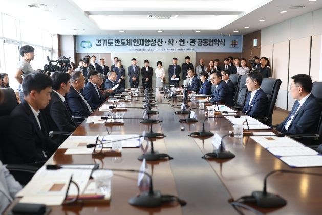 12일 오후 차세대융기원에서 열린 경기도 반도체 인재양성 산·학·연·관 공동협약식에서 김동연 경기도지사가 인사말을 하고 있다.