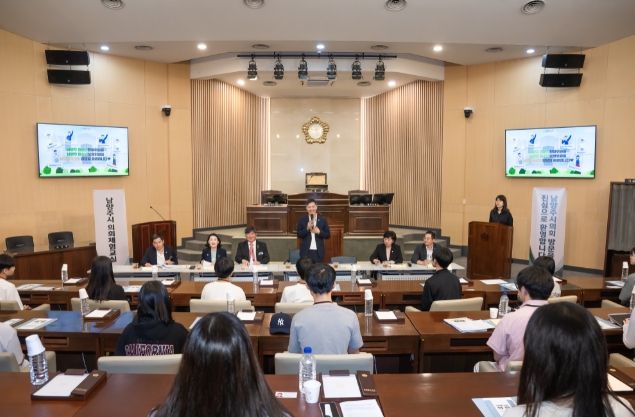 남양주시의회 의원들의 의회체험프로그램 참여 학생들의 질문에 답변하고 있다. 사진 좌측부터 김동훈 의원, 이경숙 의원, 김지훈(국) 위원장, 김현택 의장, 김영실 위원장, 한근수 의원