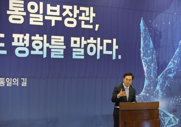 12일 오후 국회박물관 2층 국제체험관에서 열린 정전 70년 기념 평화정책 토론회에서 김동연 경기도지사가 환영사를 하고 있다.